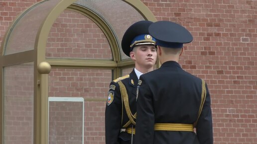 Караул уже сменился и тут на посту номер 1 началось такое, что очень удивило не только туристов из Китая, но и нас