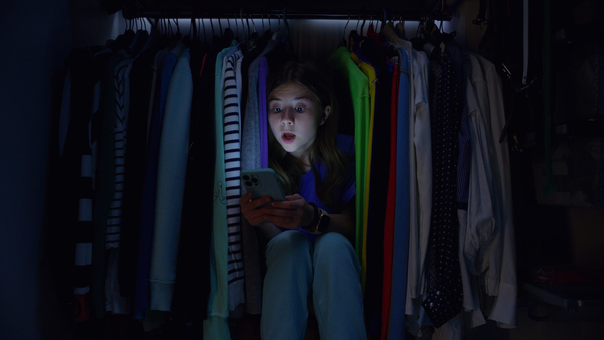 Маша прячется от няни и её подельника. Кадр из фильма