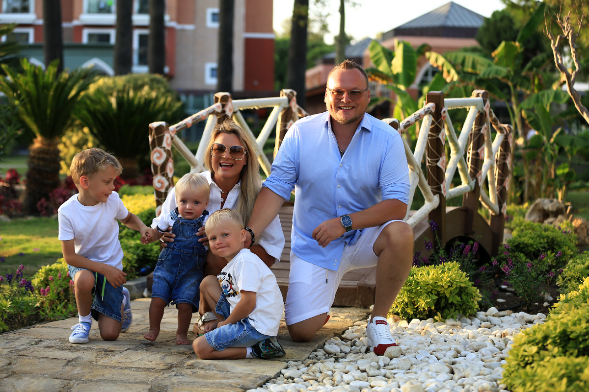 У меня трое сыновей и красавица жена :)