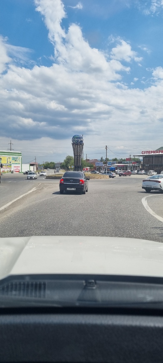 в дороге проезжаем какой-то городок