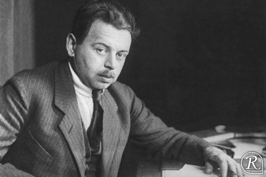 Венгерская дама Бела Кун смотрит на автора цитаты с некоторым недоумением, но в то же время с неподдельным интересом