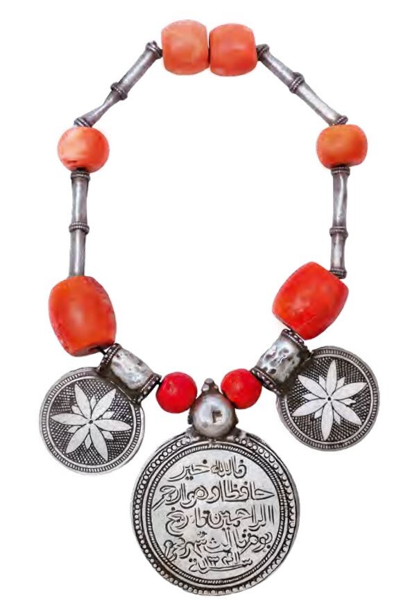 Ожерелье cумт или cамт. Из коллекции знатной дамы из рода аль-Буса’ид из форта Барка. Барка, губернаторство Северная Эль-Батина, 25 августа 1922 ©  Национальный музей Султаната Оман