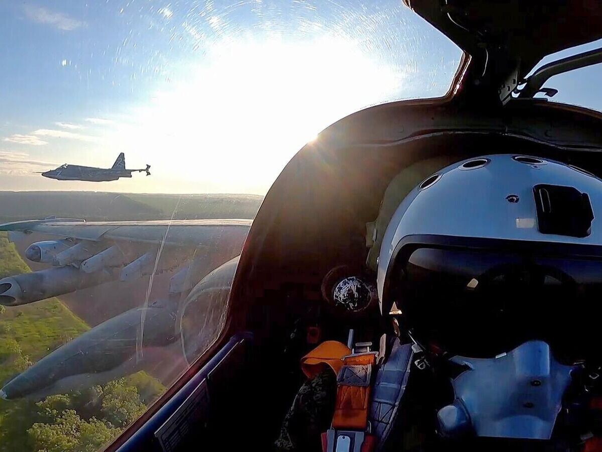    Летчик штурмовика Су-25 ВКС России во время нанесения удара по позициям ВСУ© РИА Новости / Министерство обороны РФ