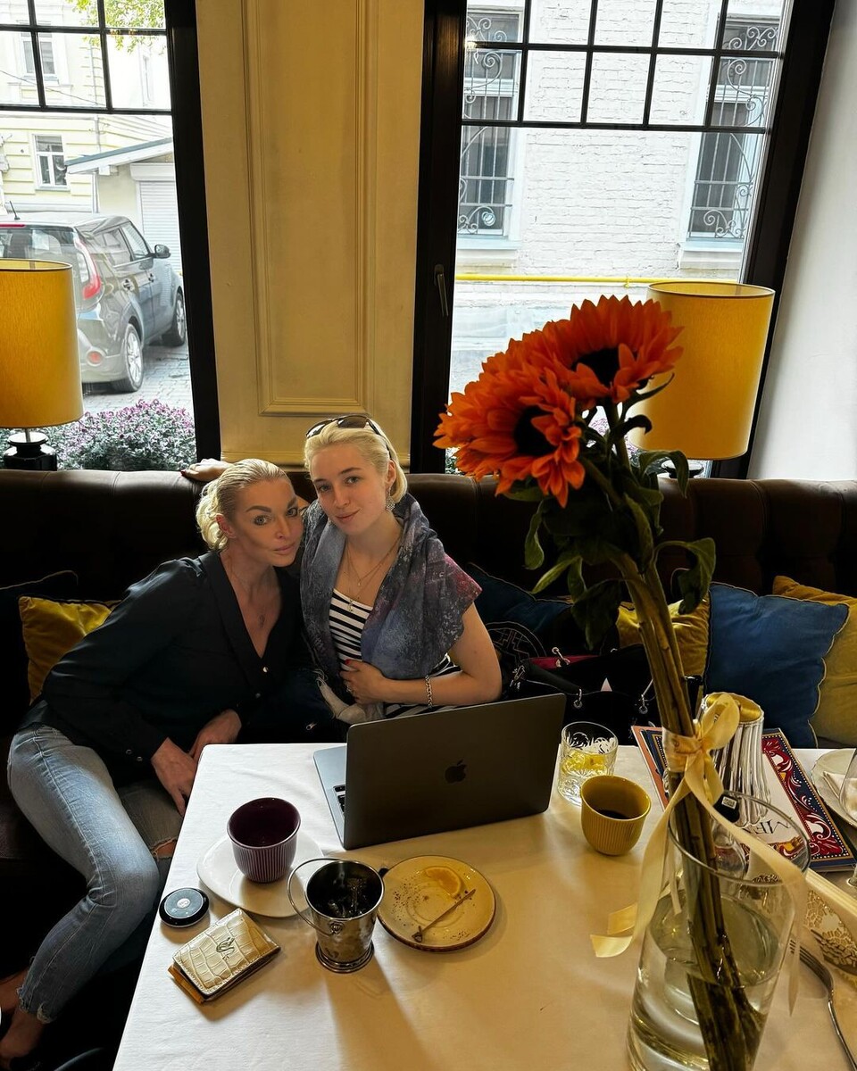 Анастасия Волочкова с дочерью Ариадной. Фото: соцсети/@volochkova_art 