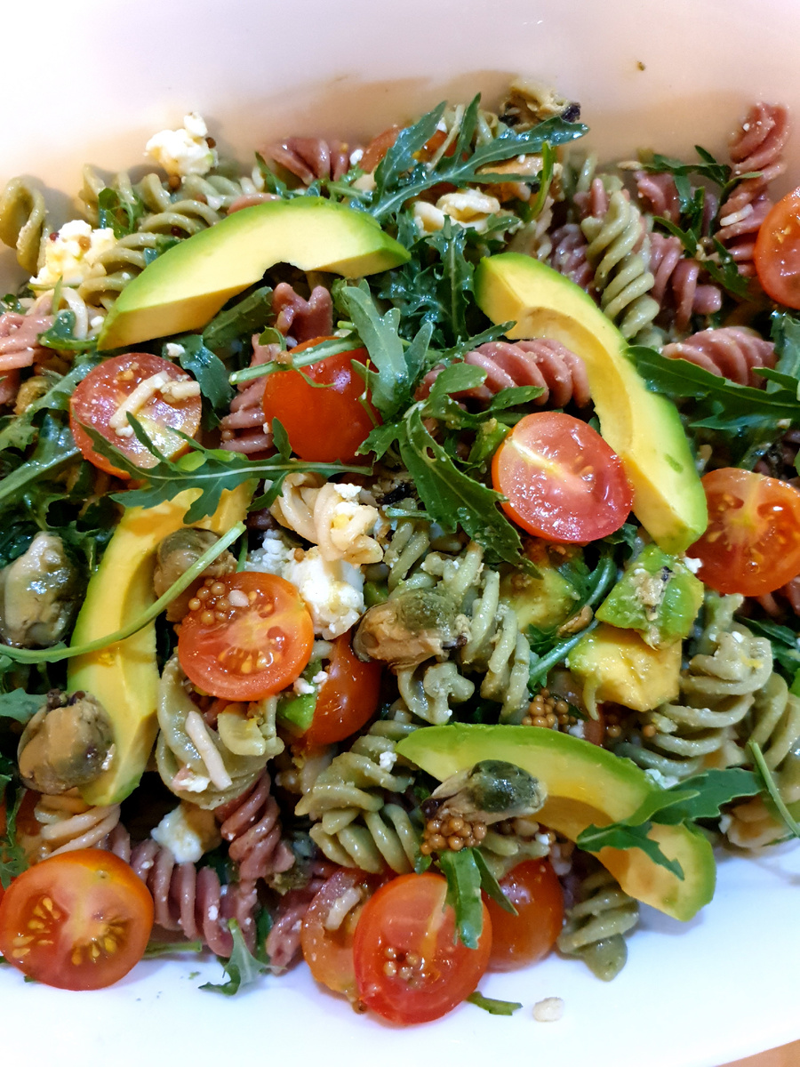 Такой салат очень удобно приготовить летом, когда не хочется особенно горячих блюд. В охлажденном виде он еще вкуснее🥰