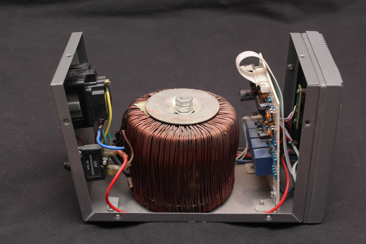 Релейный стабилизатор напряжения Ресанта (Китай).