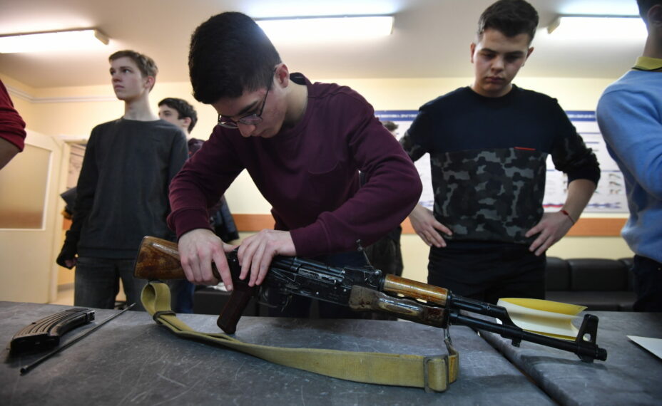    На занятиях «Основы военных знаний» школьников познакомят с образцами вооружения и военной техники. Фото: Виктор ГУСЕЙНОВ