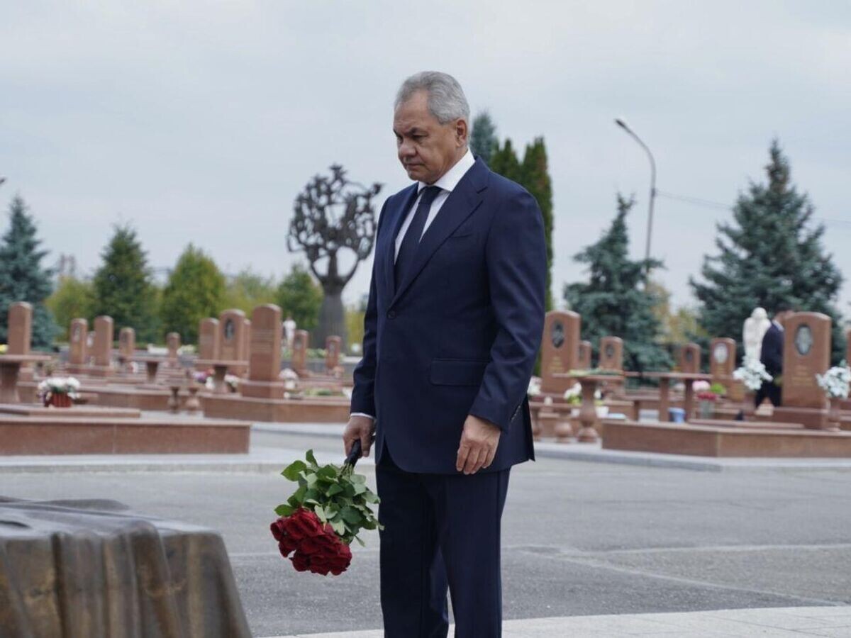    Сергей Шойгу почтил память жертв теракта в школе №1 Беслана© Фото : Администрация Главы РСО-Алания и Правительства РСО-Алания