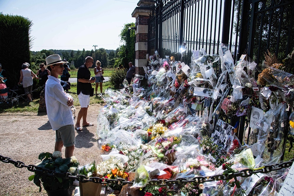 Мемориал у поместья Алена Делона в день похорон