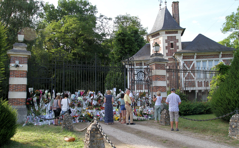 Мемориал у поместья Алена Делона в день похорон