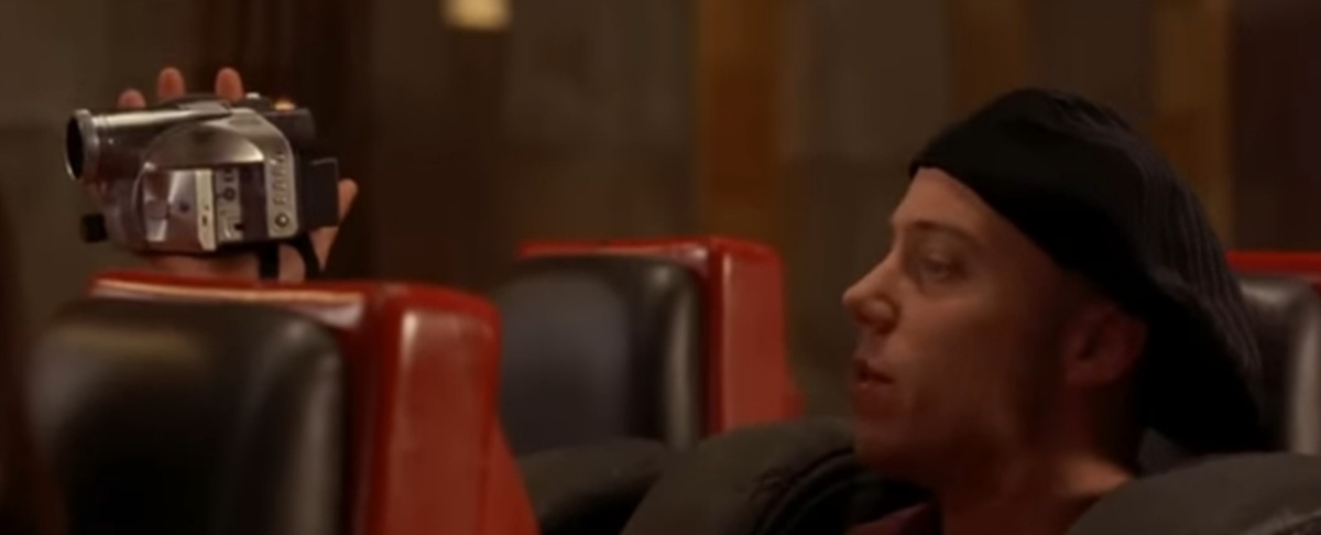 1. Работник аттракциона подходит со словами здесь нельзя снимать е Кевину и при этом в упор не видит Френки с видеокамерой уже в кабинке аттракциона. Странно что этот работник вообще добирается каким-то образом до работы с таким-то зрением.