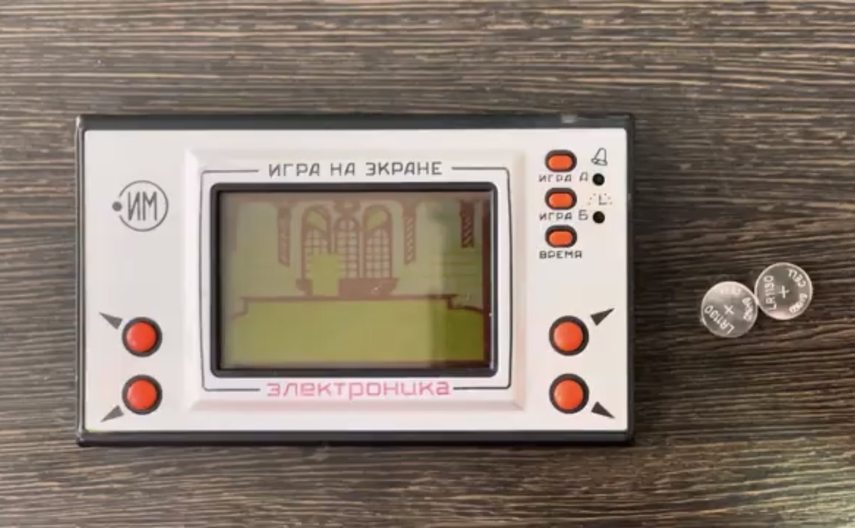 Внешний вид приставки. Работает на двух батарейках lr1130