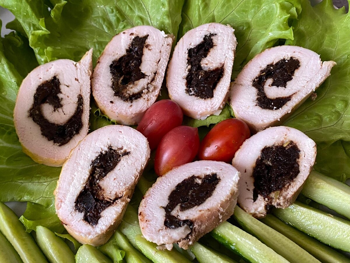 Приготовление куриных рулетиков с черносливом. Фото автора