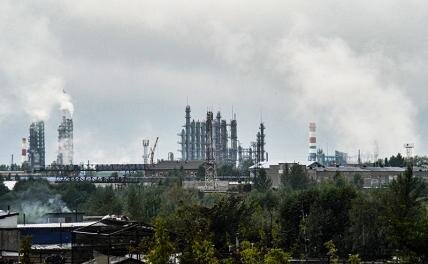 Дым от пожара на Омском НПЗ. Фото: Стрингер/ТАСС