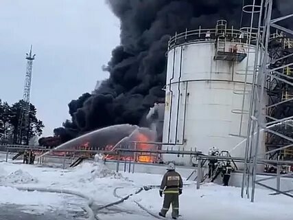 Пожар на НПЗ после взрыва украинского дрона. Фото в открытом доступе.
