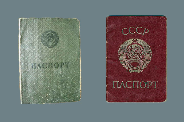    Паспорт образца 1953 года (слева) и 1974 года / Wikimedia Commons
