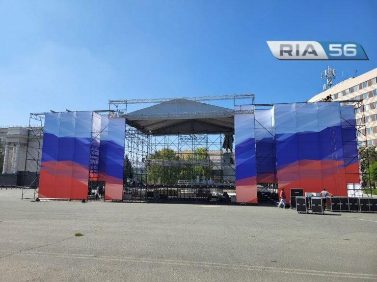    Оренбург готовится к концерту Шамана. Сцену украсили триколором Кристина Просвиркина