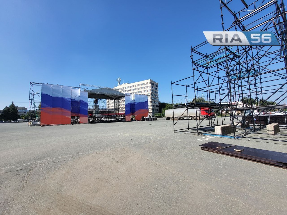  📷    Оренбург готовится к концерту Шамана. Сцену украсили триколором Кристина Просвиркина