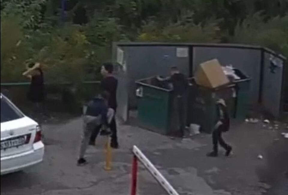    Дети и помойка. Источник: кадр видео, vk.com/biysk22vk