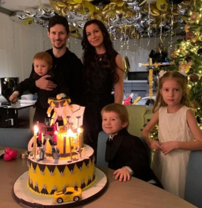 Дуров, женщина и их дети