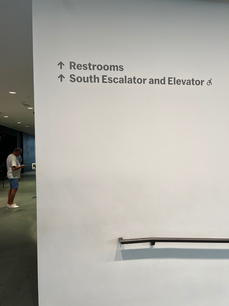 В Америке- restroom - это туалеты, а elevator - лифт, когда а Британии туалеты - это «loo» или «toilet», а лифт - lift. Фотография из личного архива. 