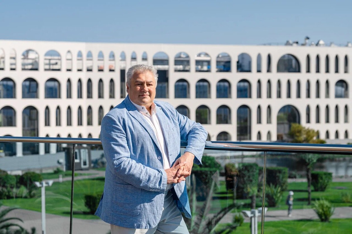 Вадим Руденко на фоне здания новой специальной музыкальной школы в "Сириусе". Фото: Пресс-служба "Сириуса".