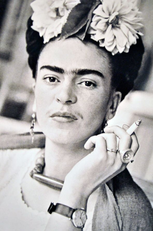 Фрида Кало с сигаретой