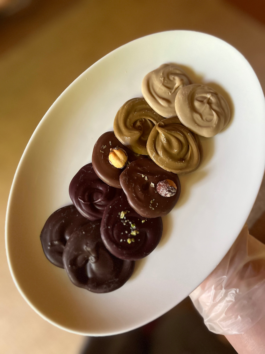 Мендианты - тонкие медальоны из шоколада, украшенные орешками