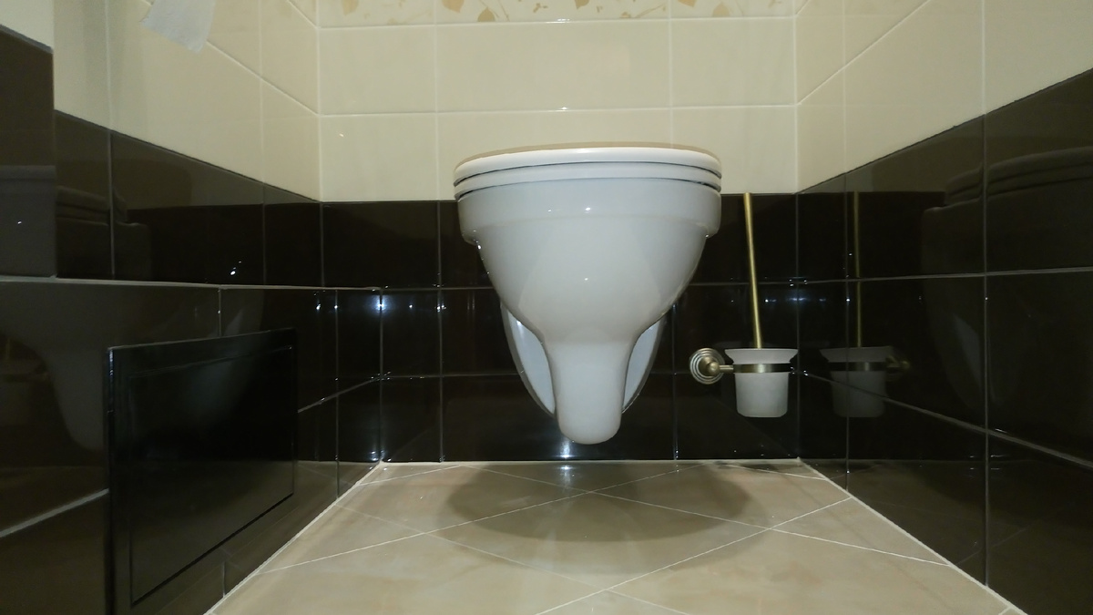 Чёрный ревизионный люк в интерьере санузла.