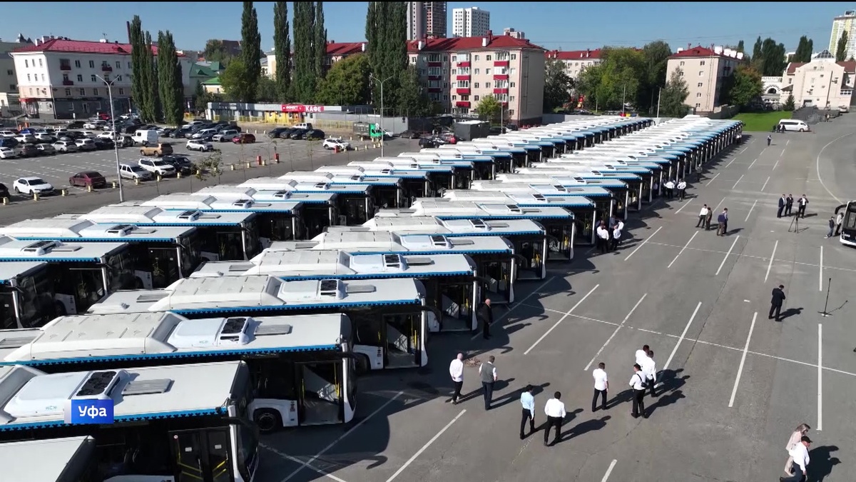    В Уфе Радий Хабиров вручил руководству "Башавтотранса" ключи от 88 новых автобусов