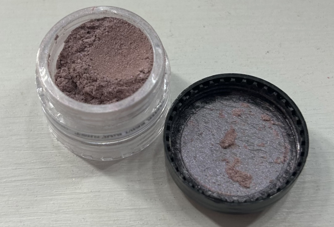 В баночке выглядит скучновато, похоже на розовый мел