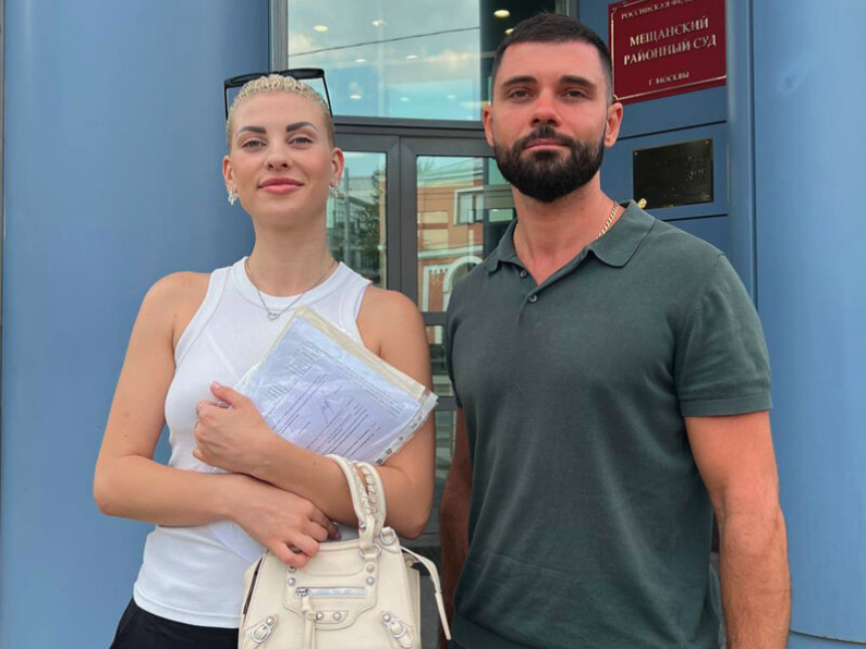 Настя у здания суда