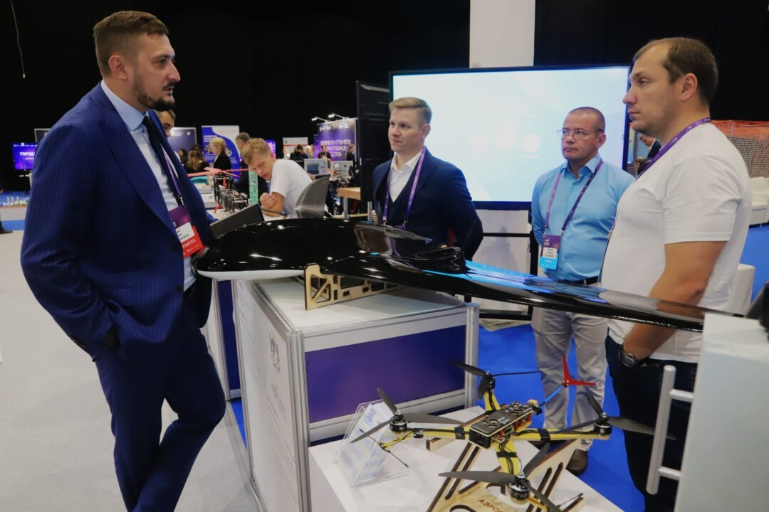 Вице-мэр Новосибирска Максим Останин (слева). Фото Михаила Перикова