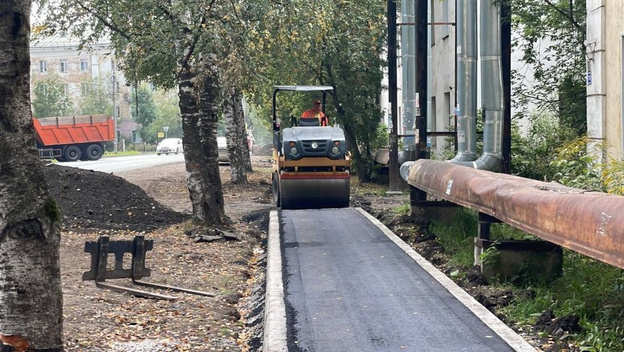    На улице Павла Корчагина ремонтируют дороги и тротуары