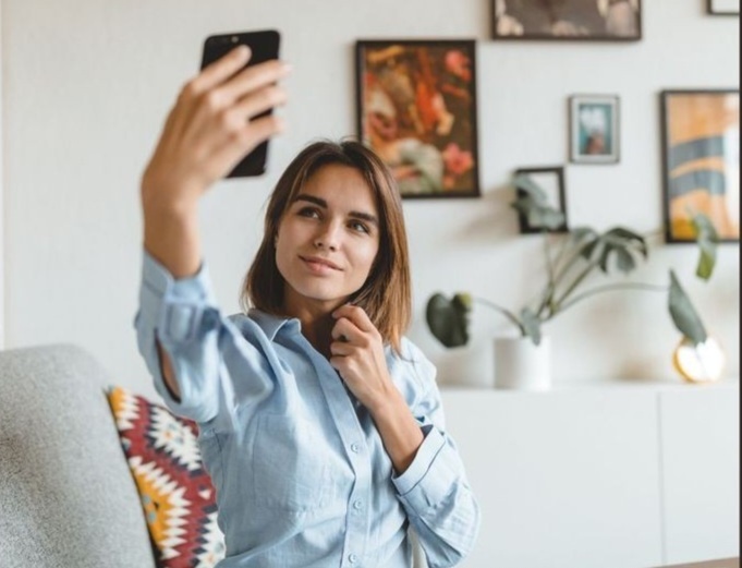 Девушка, может быть, блогер?