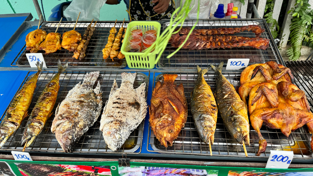 Жареная рыба, курица, свиные ребрышки. Фото автора.