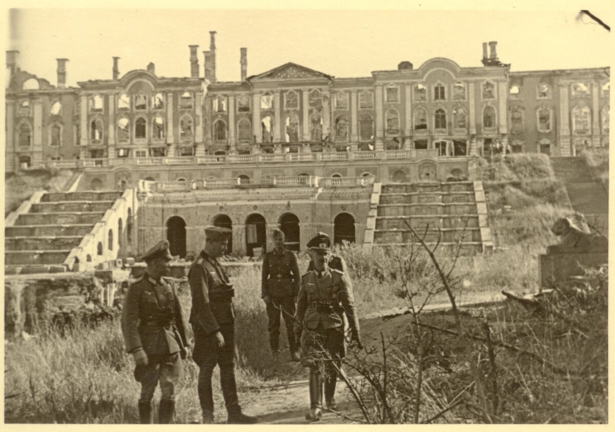 Фашистские варвары разрушали и грабили великолепные дворцы и памятники архитектуры. Разрушали русские города  и села. Они нанесли колоссальнейший материальный   ущерб СССР.  