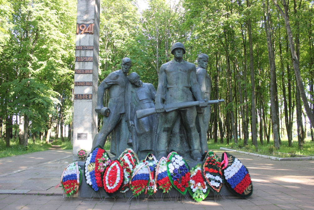 Памятник первогвардейцам. Фото с сайта . https://smolensk-guide.com/elnya-868-let-s-dnem-rozhdeniya/Взято с Яндекс.Картинки