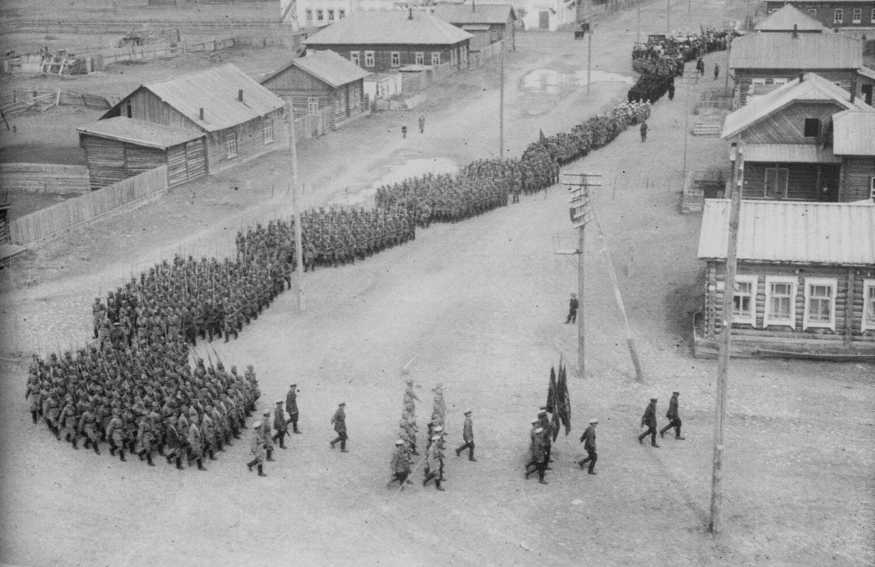 Тувинские воинские части на параде в Кызыле на улице Ленина. 1943 год.