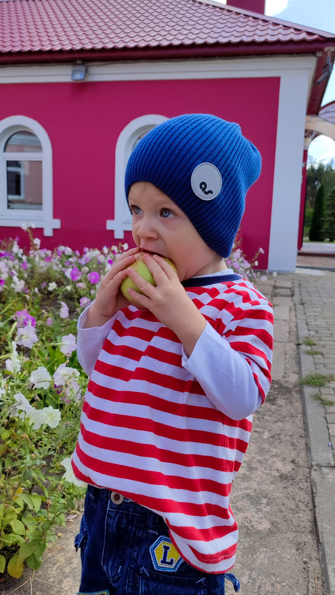 Янь на фоне воскресной школы. 