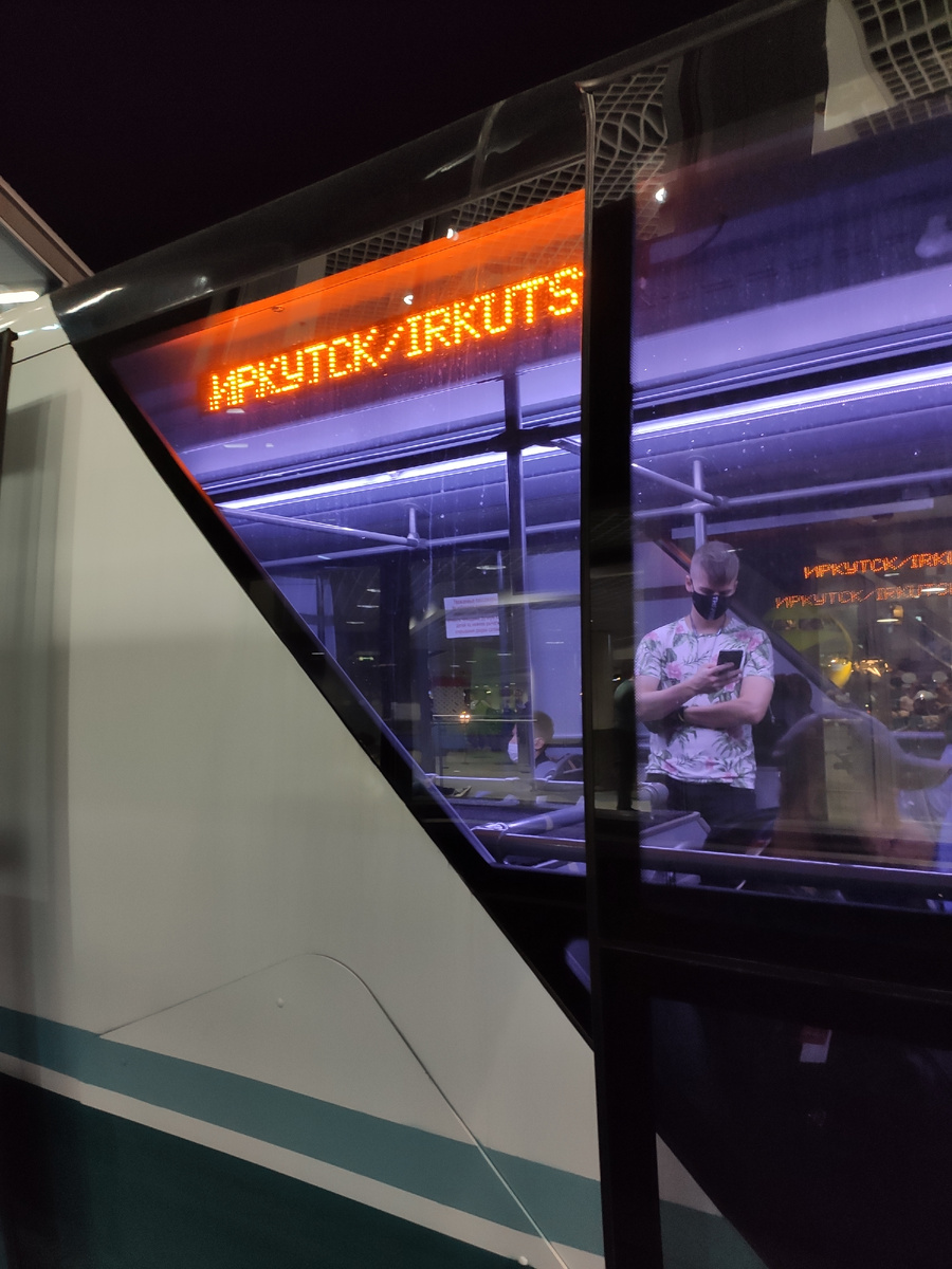 Автобус, который доставил смельчаков на рейс Москва-Иркутск в ковидный 2020 год