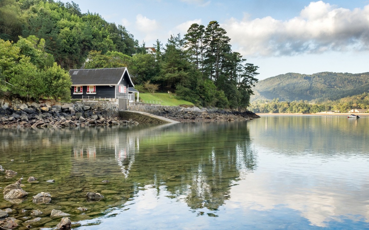 Домик на берегу озера