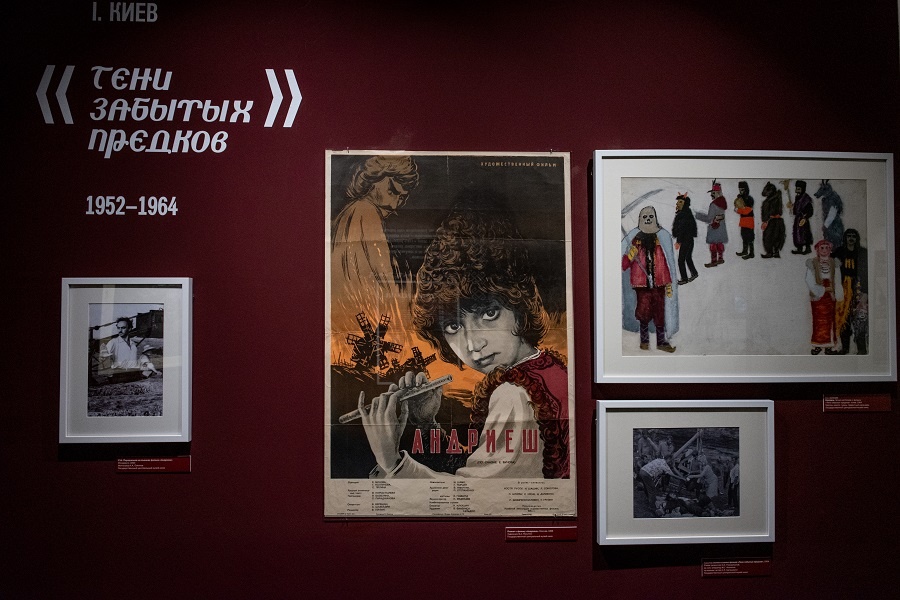 Слева — направо: Сергей Параджанов на съемках фильма «Андриеш». 1954
Плакат к фильму «Андриеш». 1955
Лидия Байкова «Колядки». Эскиз костюмов к фильму «Тени забытых предков». 1964
Рабочий момент съемок фильма «Тени забытых предков». 1964
© Из собрания Музея кино