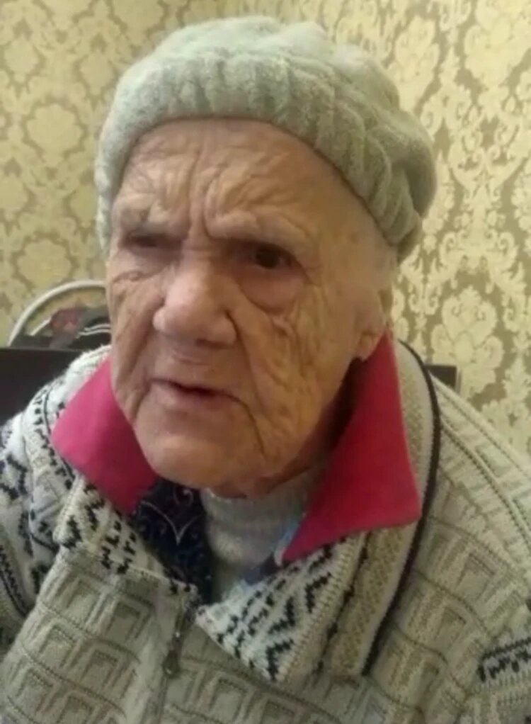 В Сеть попали еще несколько видео. На них уже другая бабушка рассказывает, как с ней обходятся сотрудники дома престарелых