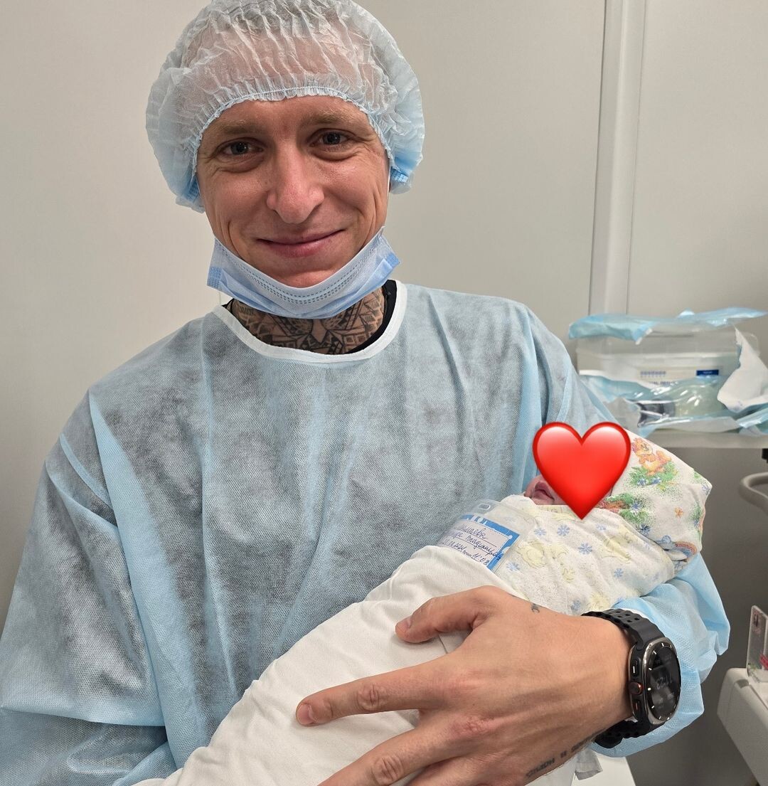    Павел Мамаев с новорожденным сыномСоцсети Надежды Мамаевой