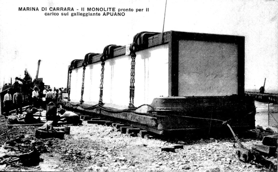 Блок в деревянном каркасе. Под ним хорошо видны деревянны катки