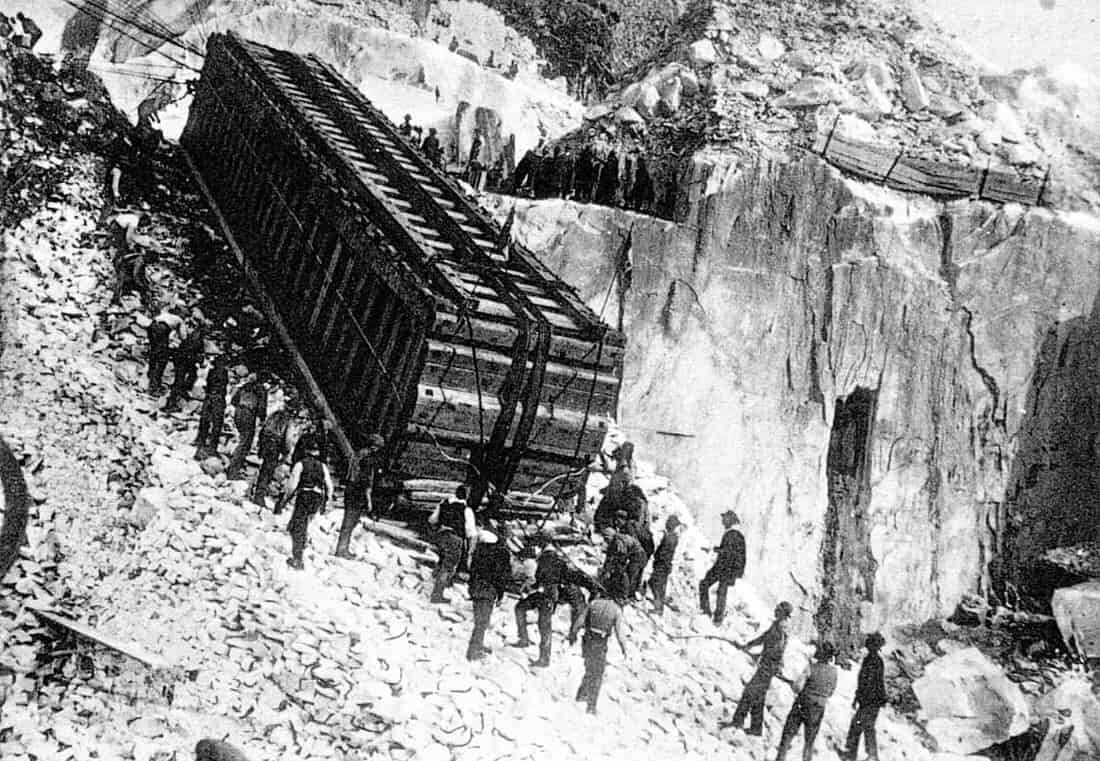 Спуск блока к подножию горы