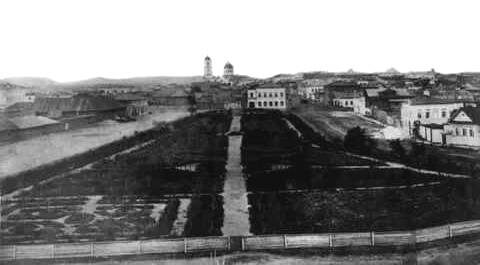 Козий садик, ставший Лишиным сквером, а затем Александровским садом, начинался от старой театральной площади, где позже построили Биржу, и ограничивался улицами Вознесенской(Степана Разина)  и Казанской (Алексея Толстого)