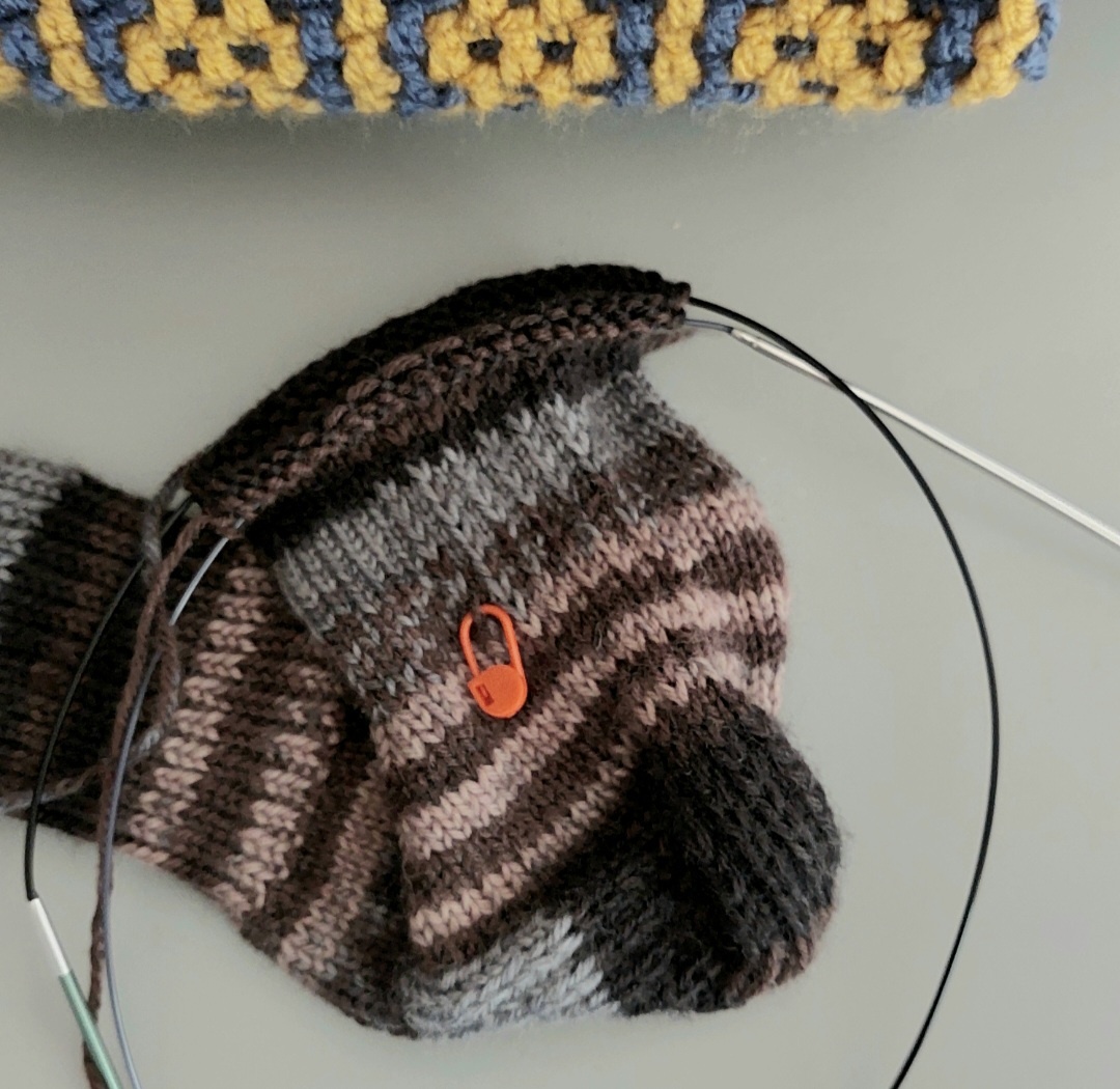 Усиленная пятка переходит в подошву.