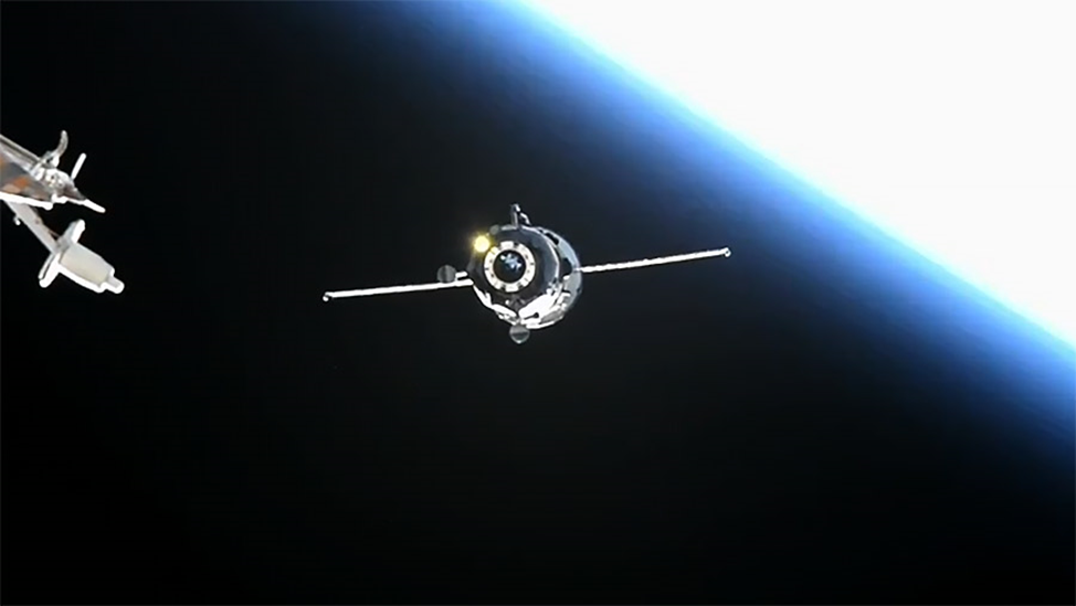 Подход и зависание ТГК «Прогресс МС-28» перед стыковкой. Фото: nasa.blog.com